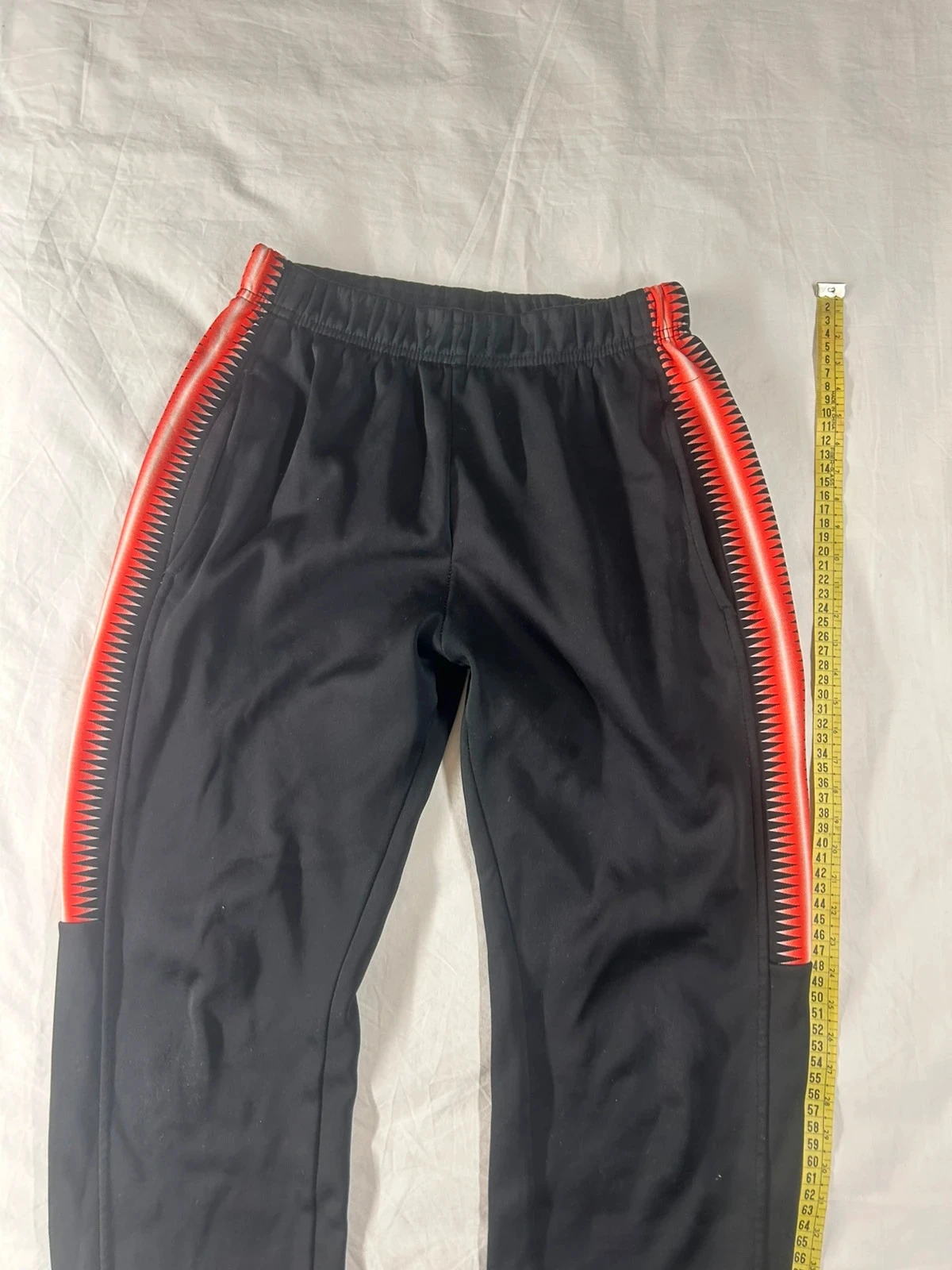 Zwarte joggingbroek met rode strepen maat M – photo 2